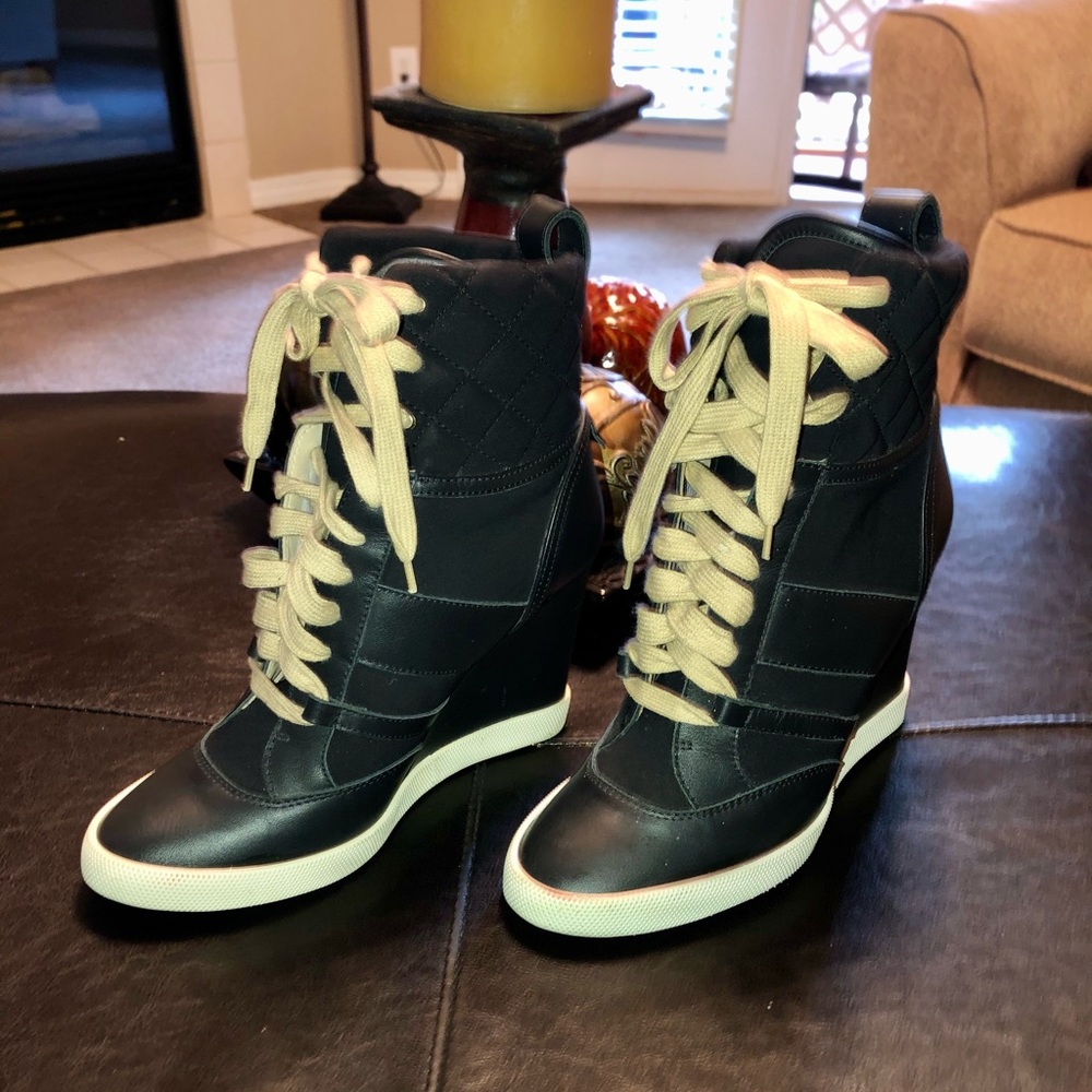 🥰Cayute! Black & cream Chloe wedge booties